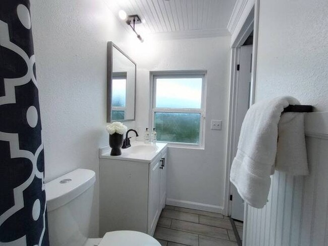 Building Photo - 79 N Meadow Dr