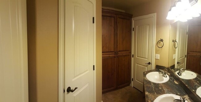 Building Photo - Comfort & Convenience in The Meadows – 3 B...