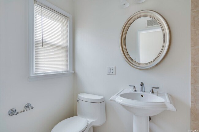 Building Photo - 10 Old Westbury Rd