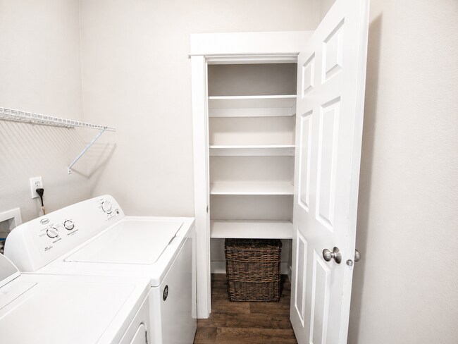 Building Photo - Spacious 3BR Home with Private Yard Near Alpenglow Park