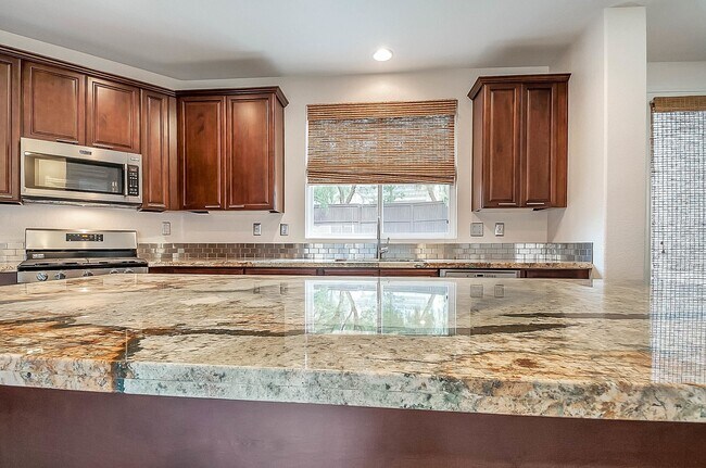 Building Photo - Modern 5 Bedroom in Paseo Del Sol