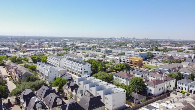 Building Photo - 5636 Dolores St