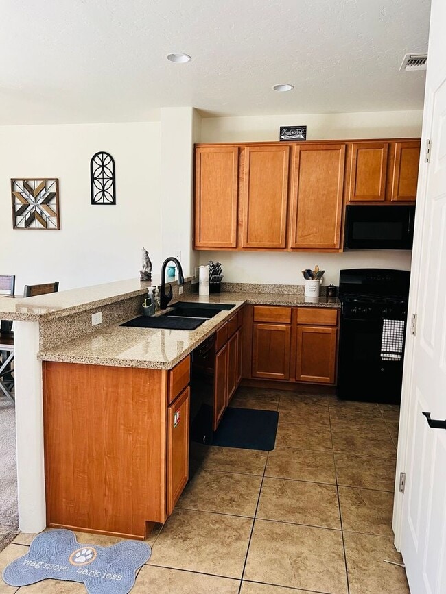 Building Photo - Furnished monthly rental home with all uti...