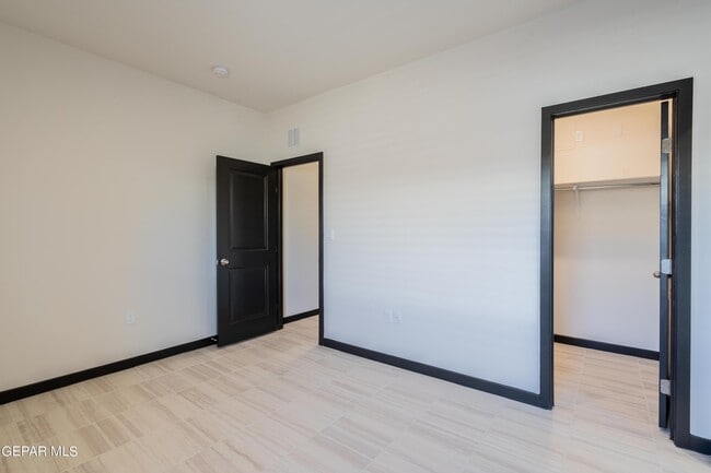 Building Photo - 8945 Robert Dr
