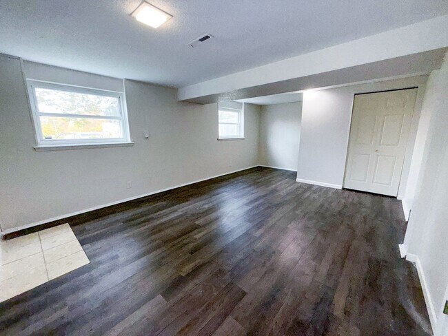 Building Photo - Modern 4-Bedroom Gem in East Columbus with...