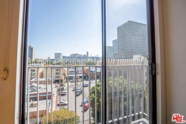 Building Photo - 625 S Berendo St