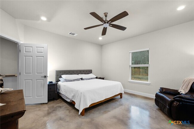 Building Photo - 446 W Overlook Dr