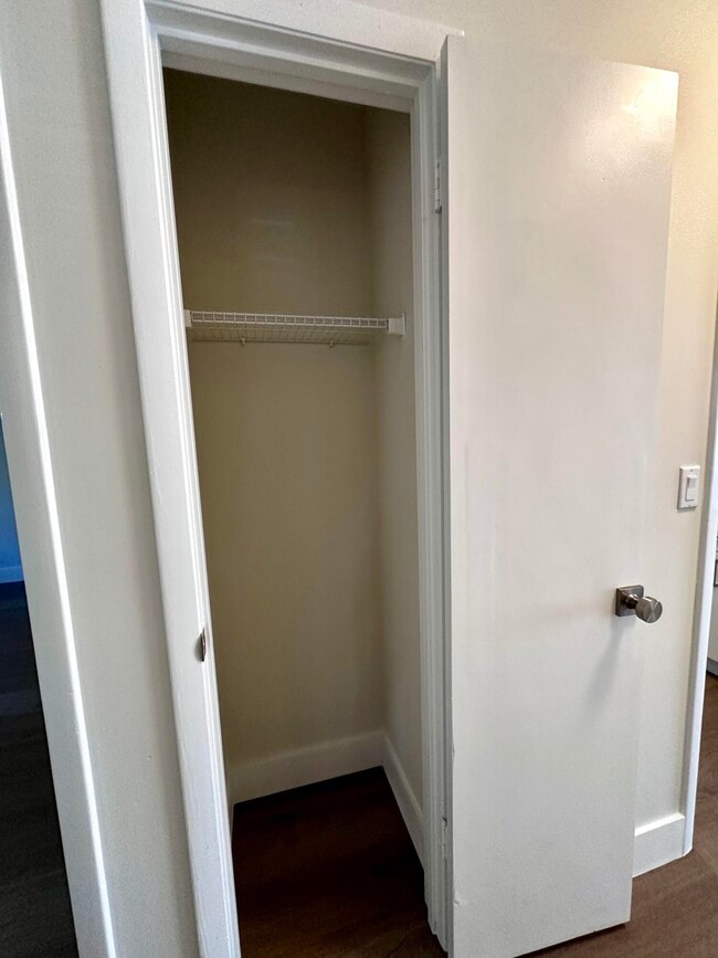 Building Photo - 114 S Lakeside Dr