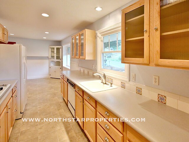 Building Photo - Great Lake Oswego Home Walking Distance to Everything