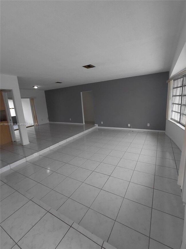 Building Photo - 5115 W Park Rd