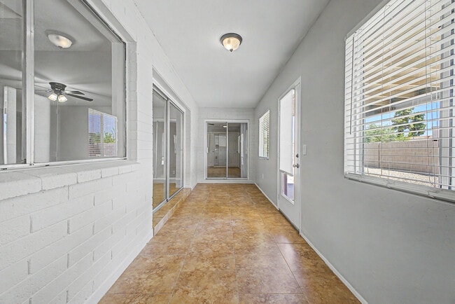 Building Photo - 3223 E Emerald Cir