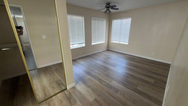 Building Photo - 2 Bedroom Condo!