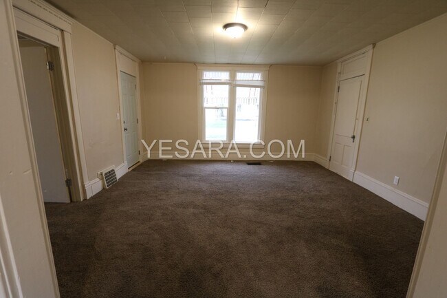 Building Photo - 539 1/2-539 1/2 S Adams St