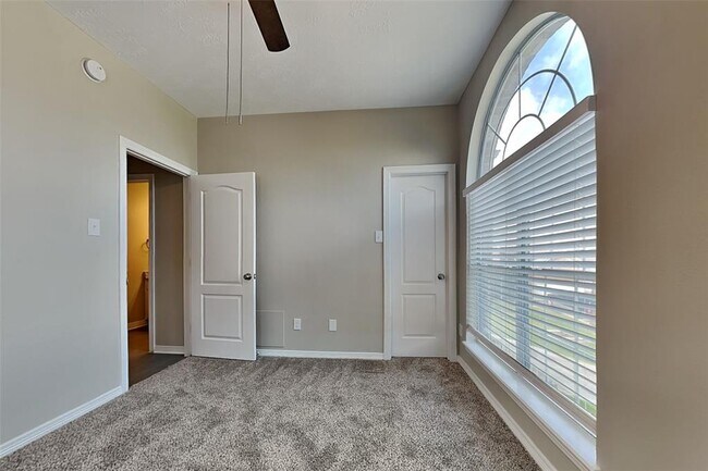 Building Photo - 8000 N Tarrytown Crossing Dr