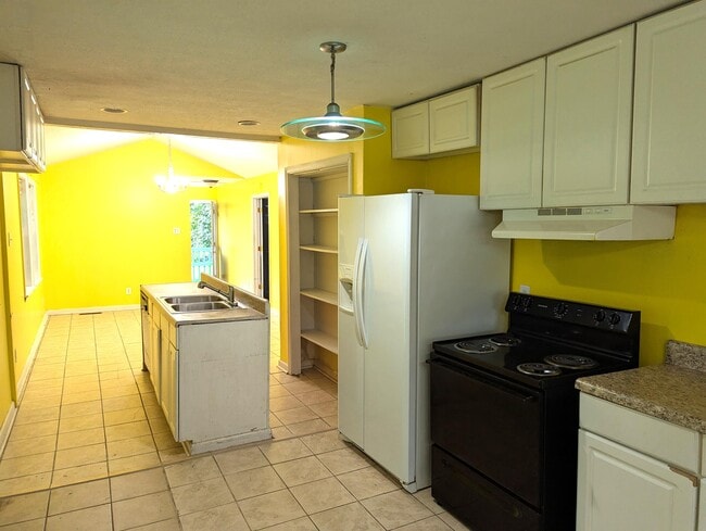 Building Photo - 608 Woodyard Rd