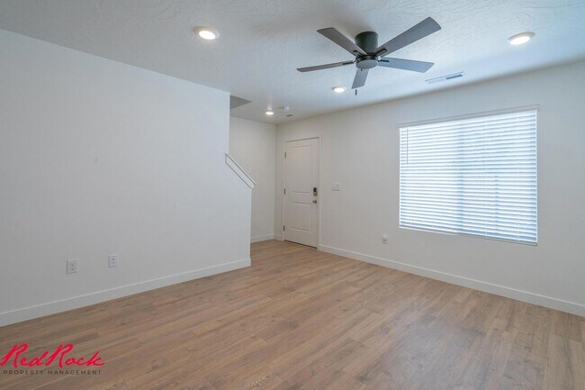 Building Photo - Dog Friendly! 3 Bedroom 2 Bathroom Townhome in Long Valley.