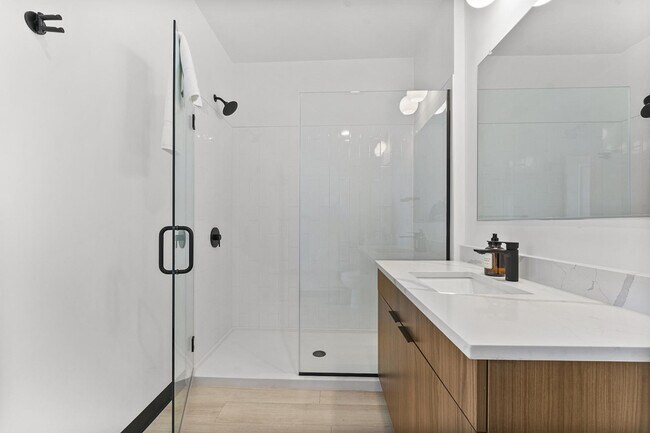 Building Photo - 600 Broadway-SI ID1240317P