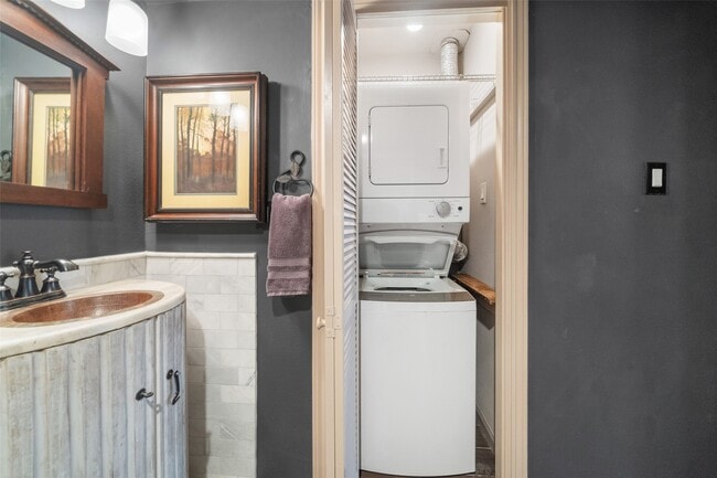 Building Photo - 1880 White Oak Dr