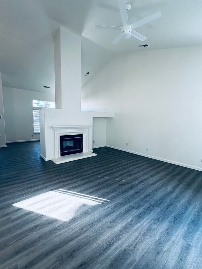 Building Photo - Elk Grove - HOUSE  FOR RENT!