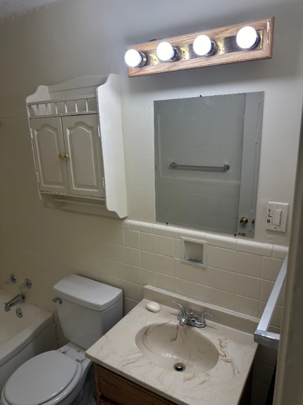 Building Photo - 3049 Lakewood Dr