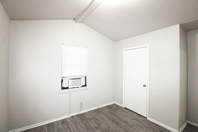 Building Photo - 2915 Christian Dr