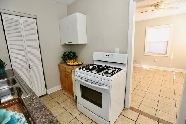 Building Photo - Cozy Cottage By The Sea!  3/2 Available 11...