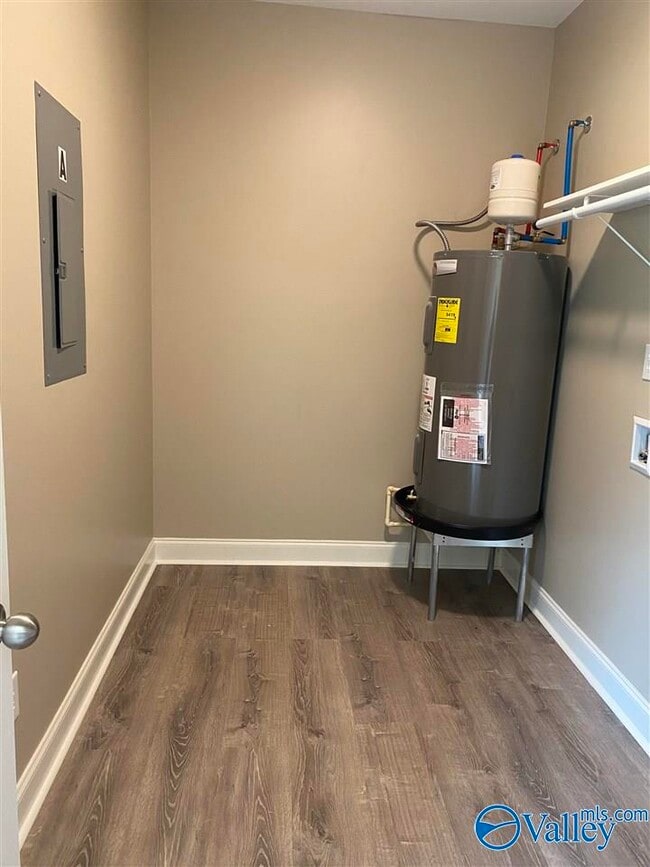 Building Photo - 223 Fern Bank Dr