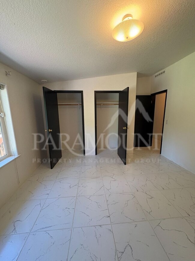 Building Photo - Spacious 3 Bedroom 2 Bathroom with yard space!