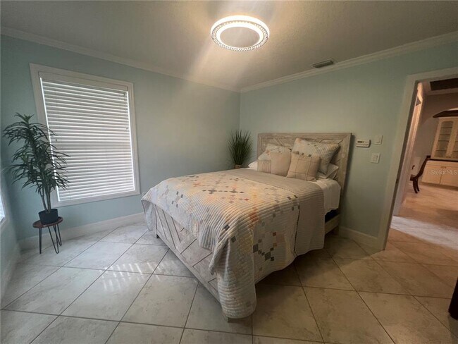 Building Photo - 681 Verona St