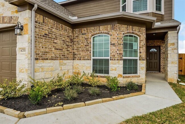 Building Photo - Beautiful stone front 4 bedroom, 3 bath home has bay windows in breakfast nook & master. It is on...