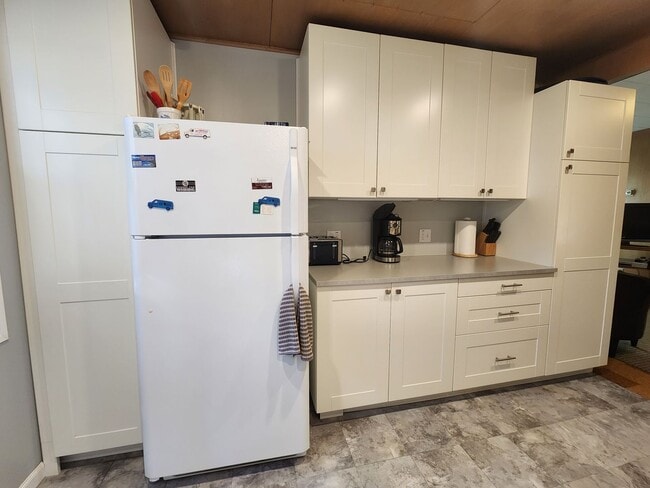 Building Photo - SKI LEASE: Close to Bus Line, Full Kitchen...