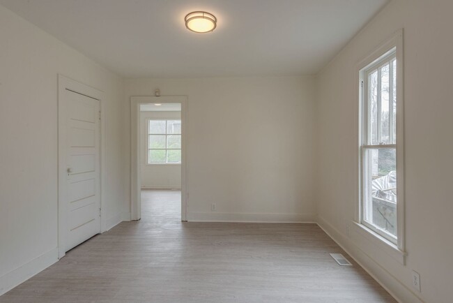 Building Photo - 3 Bed, 2 Bath Home in Prime Sylvan Park Lo...