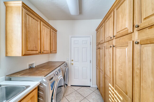 Building Photo - 4593 S Flaming Arch Dr