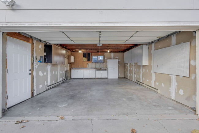 Building Photo - 6855 Reno Dr