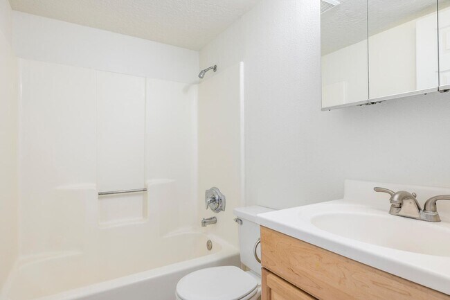 Building Photo - Conveniently Located Condo in Prospector S...