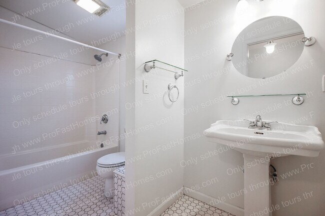 Building Photo - 930 SE 53rd Ave