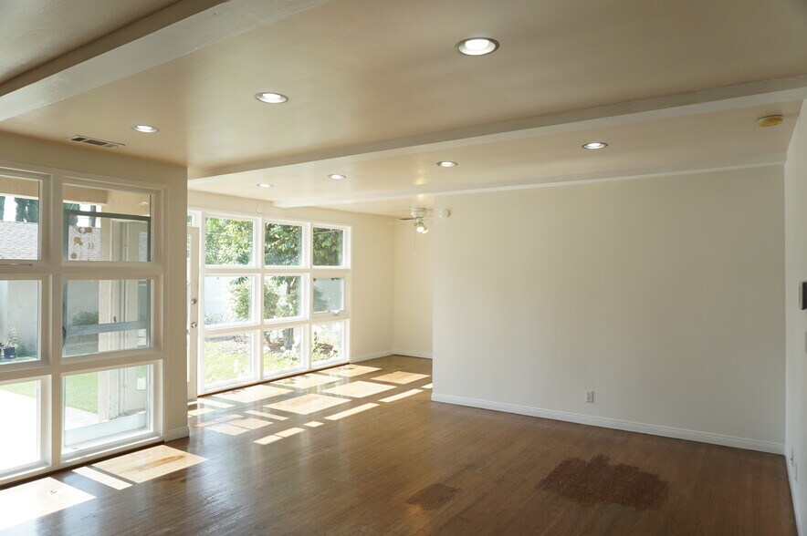 Building Photo - 5540 Balboa Blvd