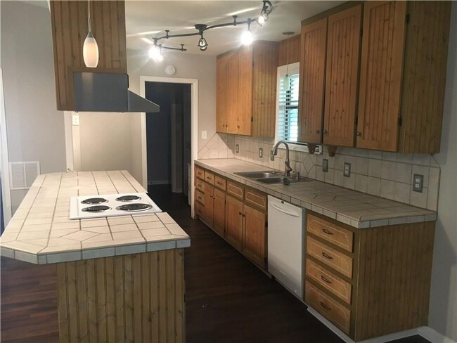 Building Photo - Home on Acreage Available for Lease