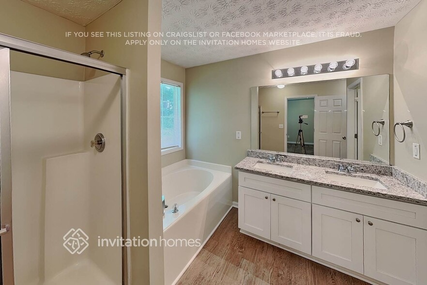 Building Photo - 898 Kendall Park Dr