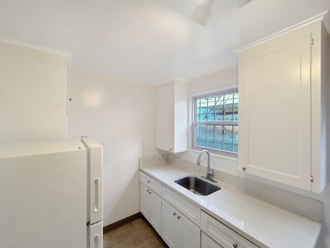 Building Photo - Renovated 1B/1BA w/ Walk-In Closet & On-Si...
