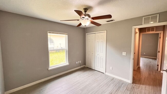 Building Photo - BEAUTIFUL 3/2 w/ office HOME in Deltona!