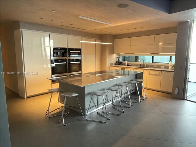 Building Photo - 18555 Collins Ave