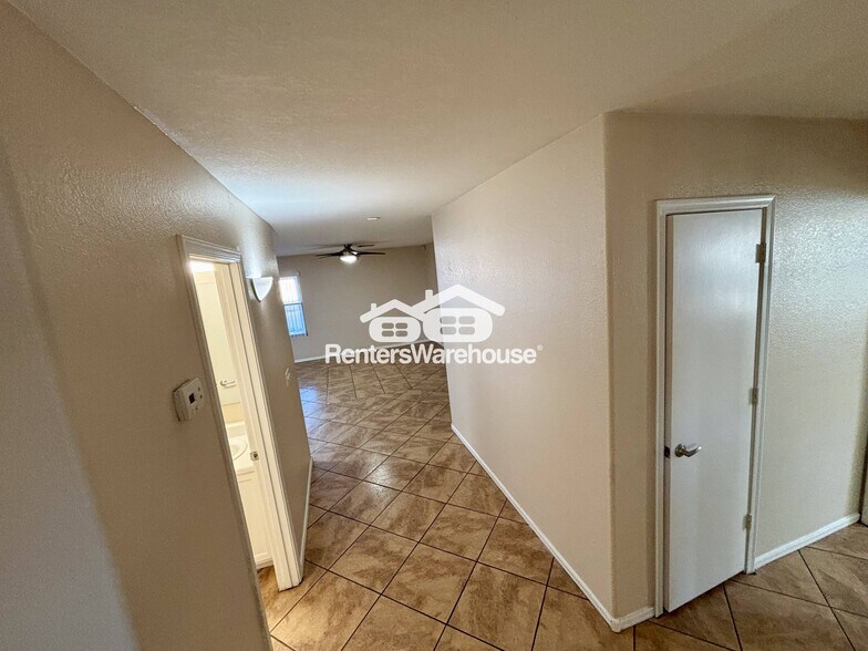 Building Photo - 2607 S 71st Dr