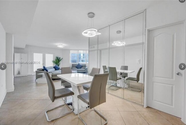 Building Photo - 999 Brickell Bay Dr