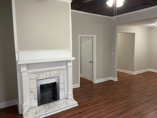 Building Photo - Historic 3 bedroom home near courthouse square in Murfreesboro