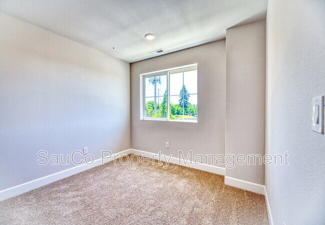 Building Photo - 17071 SW Friendly Ln