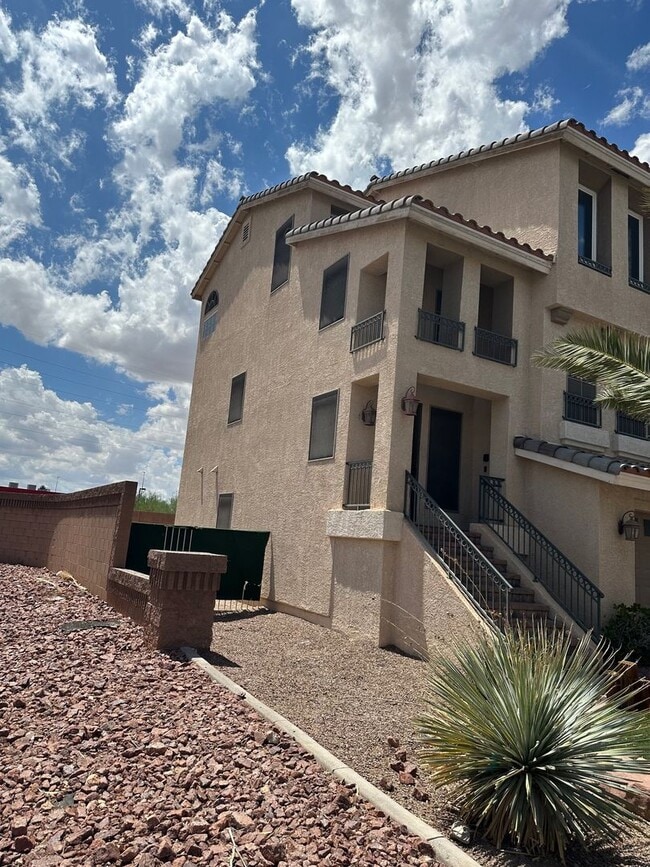 Building Photo - AVAILABLE NOW! Outstanding 3 Story Home!