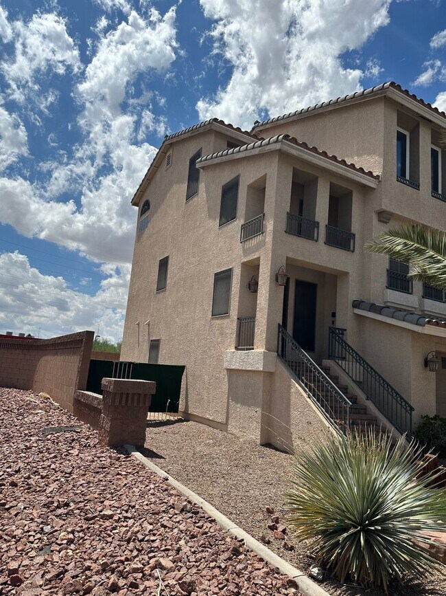 Building Photo - AVAILABLE NOW! PROMO- 2 Weeks Free first month!!