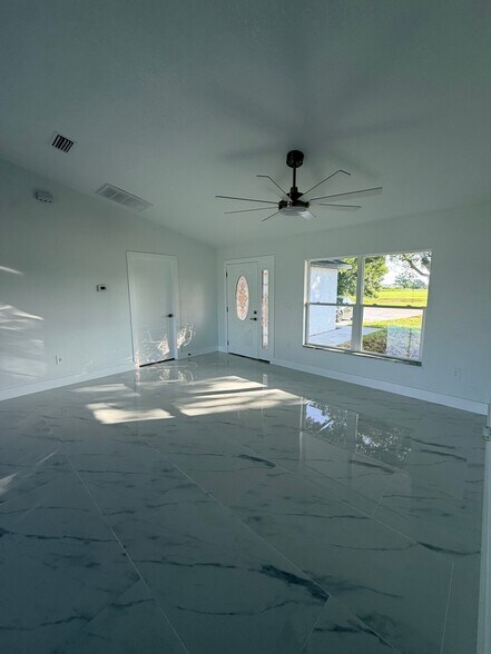 Building Photo - 7016 Golf Club Dr