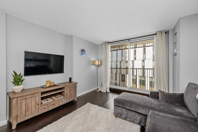 Building Photo - 8-12 Museum Way